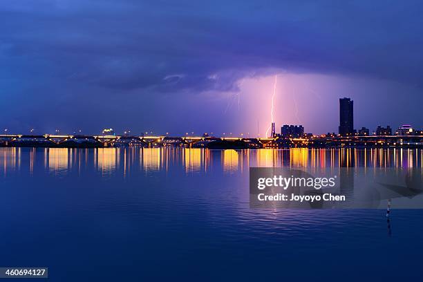 river reflection of lightning - new taipei city - fotografias e filmes do acervo