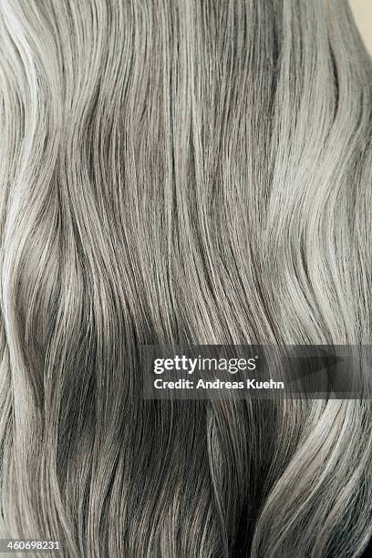 close up of wavy, long, silver gray hair. - grey hair stockfoto's en -beelden