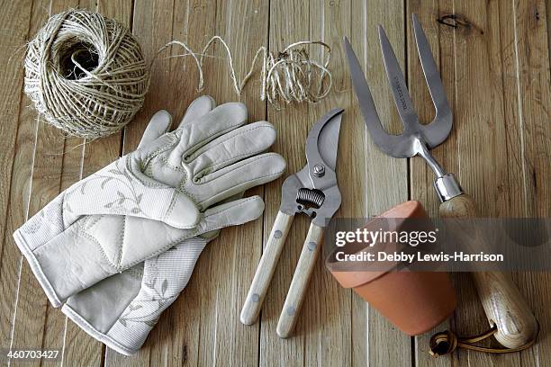 gardening tools, still life - tuinhandschoen stockfoto's en -beelden