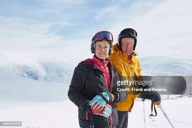 portrait of senior couple skiing, hermavan, sweden - wintersport stock-fotos und bilder