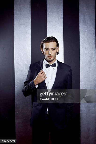 portrait of young man wearing bow tie - glamour fotografías e imágenes de stock