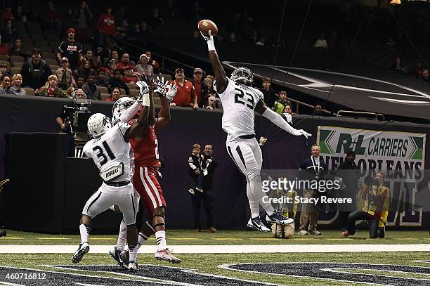 Nigel Haikins of the Nevada Wolf Pack deflects a pass intended for C.J. Bates of the Louisiana-Lafayette Ragin Cajuns late in the second quarter of...