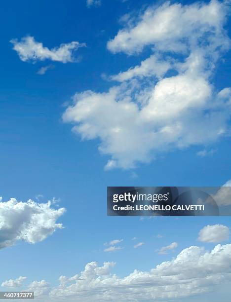 ilustrações, clipart, desenhos animados e ícones de blue sky with cumulus clouds, artwork - cloud sky