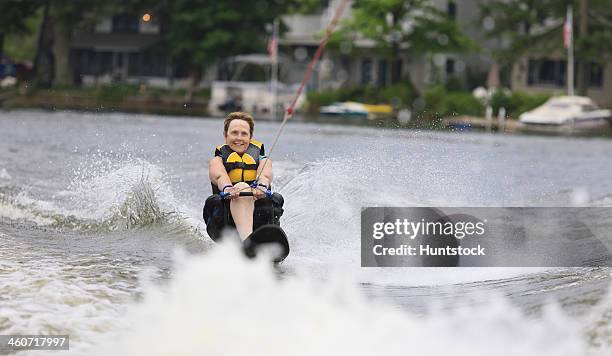 woman with a prosthetic leg water skiing - wakeboarden stockfoto's en -beelden