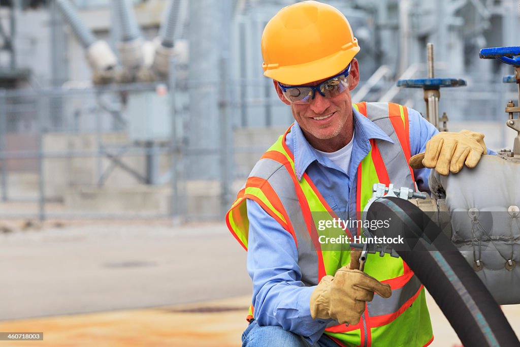 Engenheiro elétrico inspeccionar a mangueira de ligação de