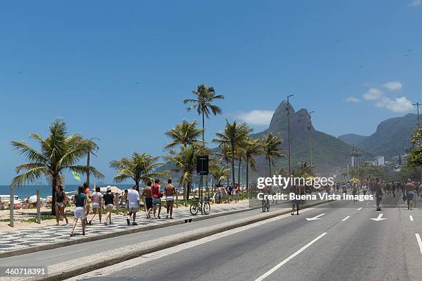 promenade on the beach of ipanema. - montaña de sugarloaf fotografías e imágenes de stock