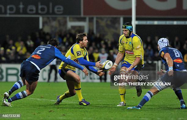 Clermont's French fly-half Camille Lopez passes the ball to Clermont's French flanker Julien Bonnaire during the French Union Rugby match ASM...