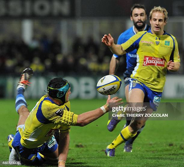 Clermont's French flanker Julien Bonnaire ( passes the ball to Clermont's Netherlander fullback Nick Abendanon during the French Union Rugby match...