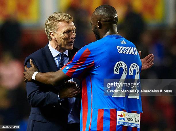 Real Sociedad manager David Moyes greets to Mohamed Sissoko of Levante during the La Liga match between Levante UD and Real Sociedad de Futbol at...