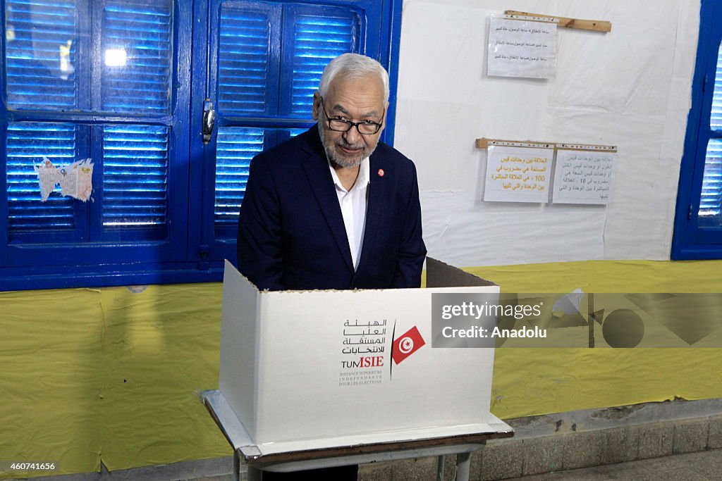 Rachid al-Ghannouchi casts his vote in Tunis
