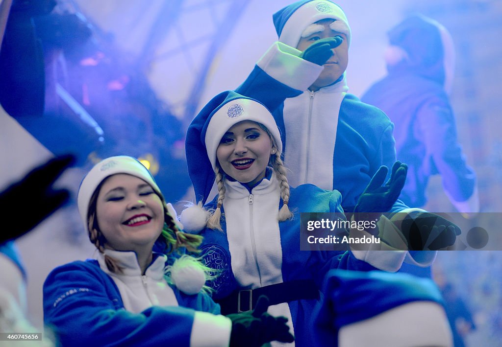 Russians attend open air party to welcome 2015