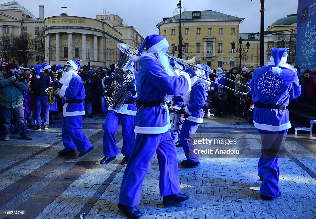 Russians attend open air party to welcome 2015