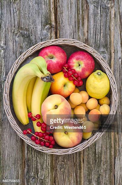 basket filled with fruits, close up - fruitschaal stockfoto's en -beelden