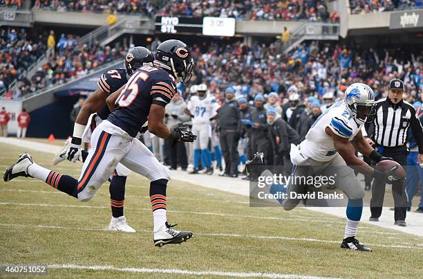 Reggie Bush of the Detroit Lions reaches for the endzone past Jon Bostic of the Chicago Bears and Brock Vereen for a touchdown during the first...