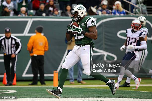 Tight end Jeff Cumberland of the New York Jets catches a touchdown in the second quarter against the New England Patriots during a game at MetLife...