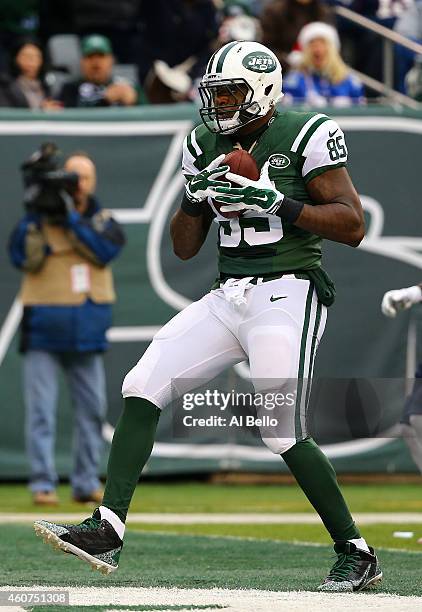 Tight end Jeff Cumberland of the New York Jets catches a touchdown in the second quarter against the New England Patriots during a game at MetLife...