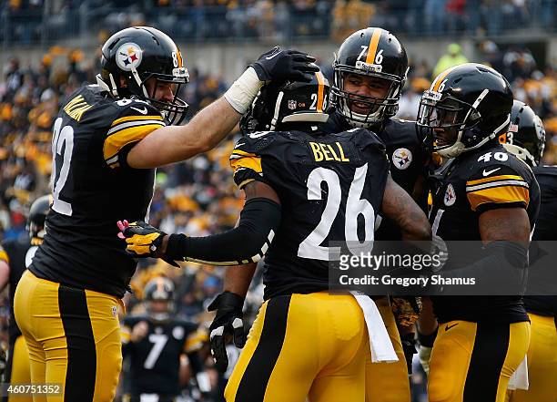 Le'Veon Bell of the Pittsburgh Steelers celebrates his touchdown with teammates during the second quarter against the Kansas City Chiefs at Heinz...