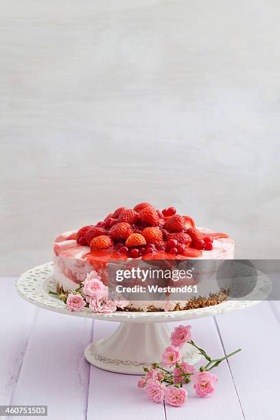 strawberry cheesecake with fresh strawberries and redcurrants on wooden table, close up - cheesecake stock pictures, royalty-free photos & images