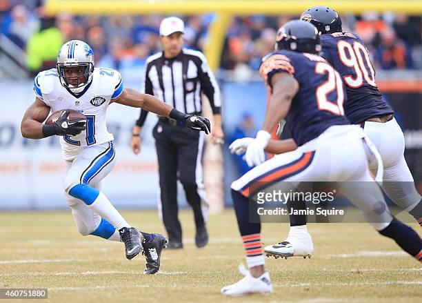 Reggie Bush of the Detroit Lions runs the ball as Ryan Mundy of the Chicago Bears and Jeremiah Ratliff of the Chicago Bears defend during the first...