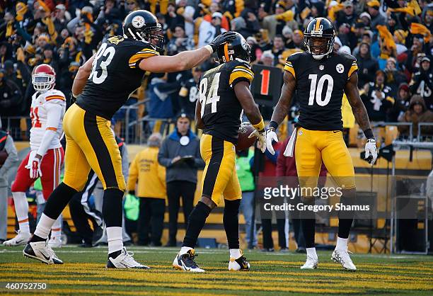 Antonio Brown celebrates his touchdown with Heath Miller and Martavis Bryant of the Pittsburgh Steelers during the third quarter against the Kansas...