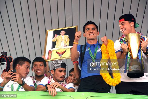 Thai football team head coach Kiatisuk Senamuang and Thai football players greet with football fans after arrived at Don Mueang Airport in Bangkok....