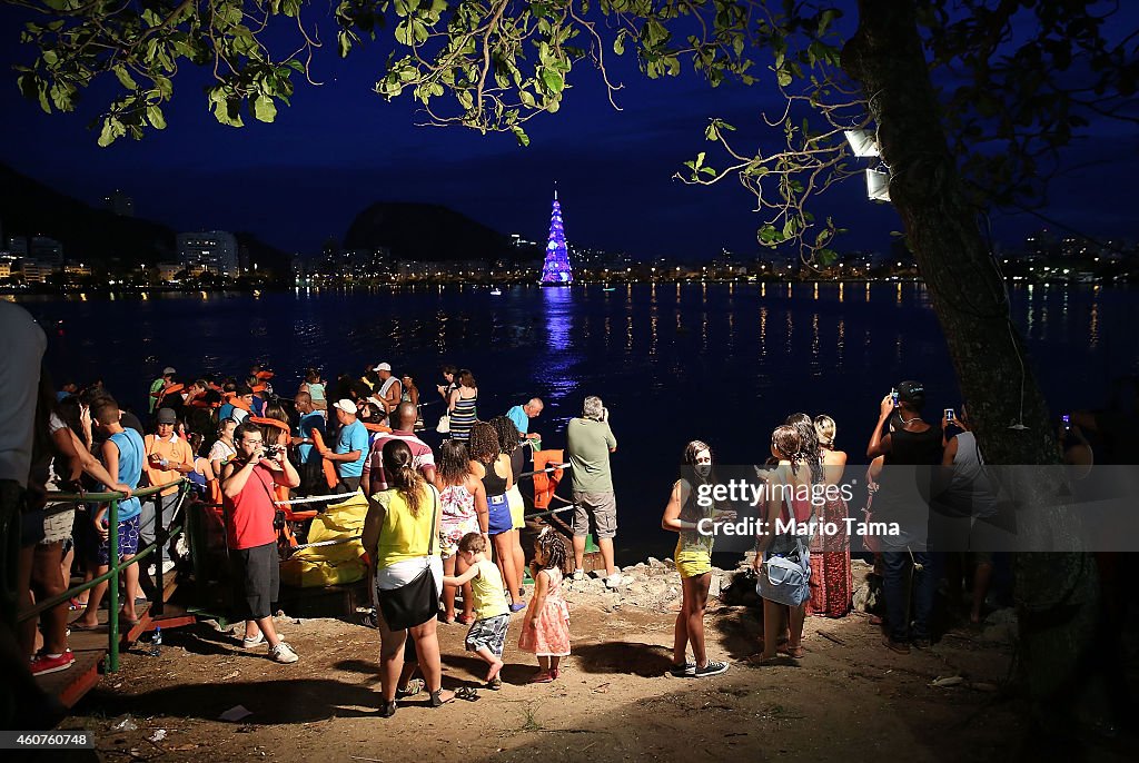 Rio Celebrates Holiday Season With Floating Christmas Tree