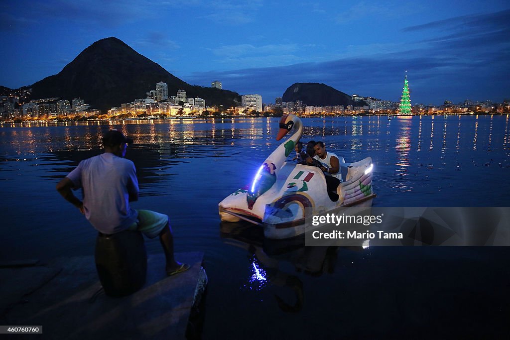 Rio Celebrates Holiday Season With Floating Christmas Tree