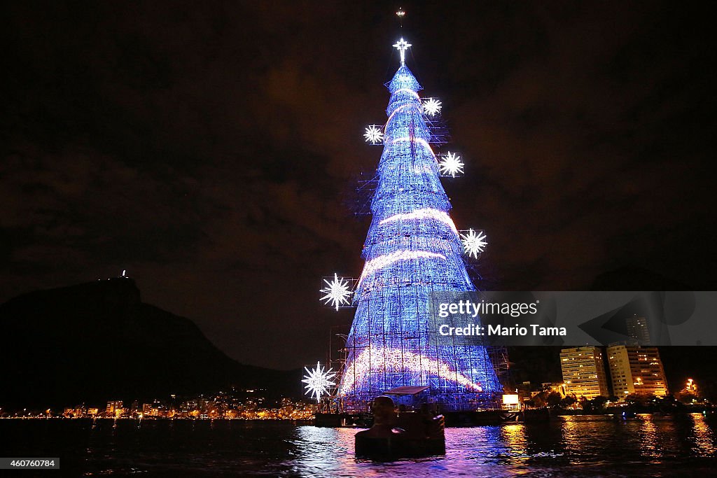 Rio Celebrates Holiday Season With Floating Christmas Tree