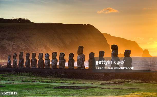 sunrise on easter island - isla de pascua fotografías e imágenes de stock