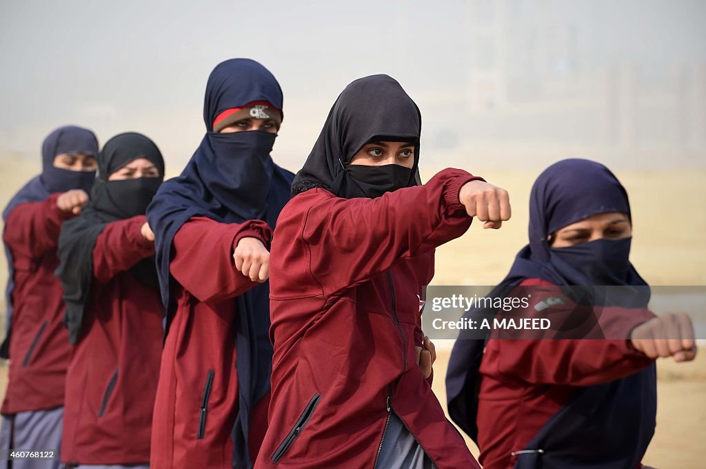 PAKISTAN-UNREST-POLICE-WOMEN