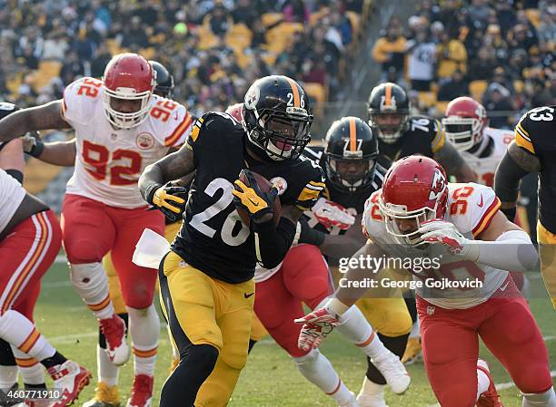 Running back Le'Veon Bell of the Pittsburgh Steelers runs with the football as he is pursued by defensive lineman Dontari Poe and linebacker Josh...