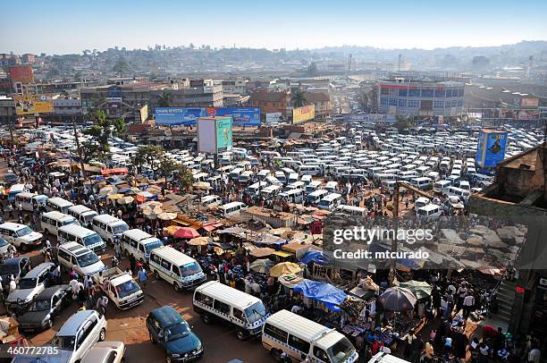 africana de la estación de autobuses-compartir taxi masa, kampala, uganda - kampala fotografías e imágenes de stock