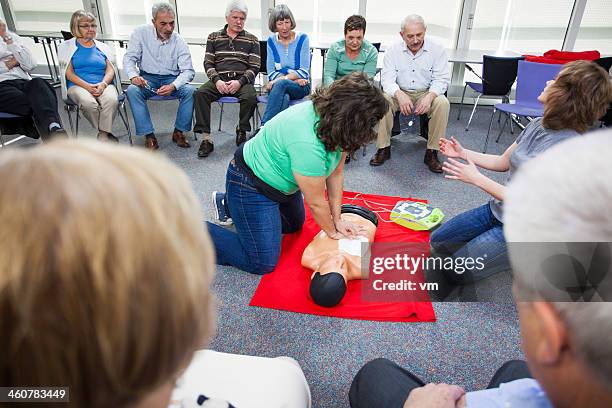 zeigt brust vitalen - defibrillation stock-fotos und bilder