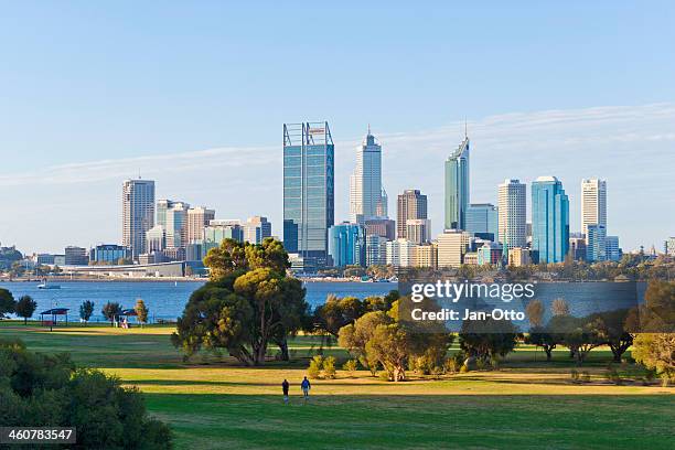 skyline di perth - perth australia foto e immagini stock
