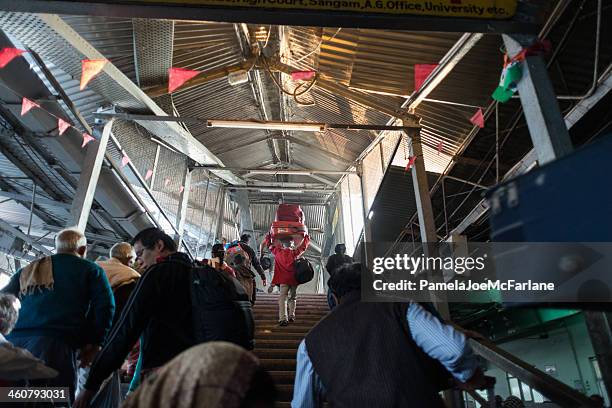 passagiere, die an allahabad station, indien. - allahabad city stock-fotos und bilder
