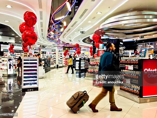 magasin duty-free à l'aéroport international de madrid, barajas, espagne - duty free photos et images de collection