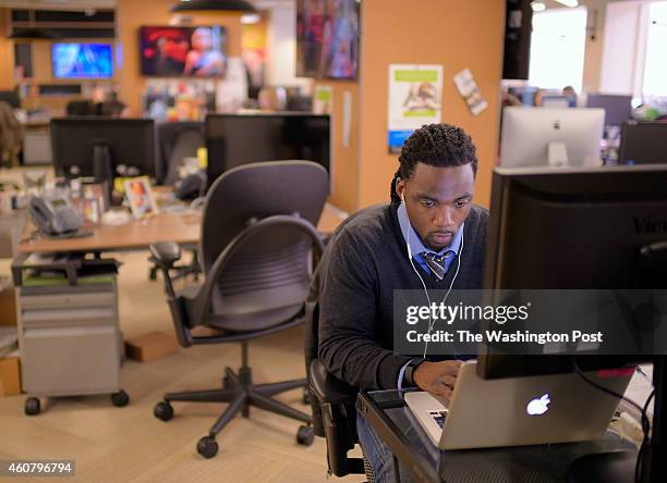 Former NFL wide receiver Donte Stallworth is shown taking part in a internship at the Huffington Post in Washington DC, December 19, 2014
