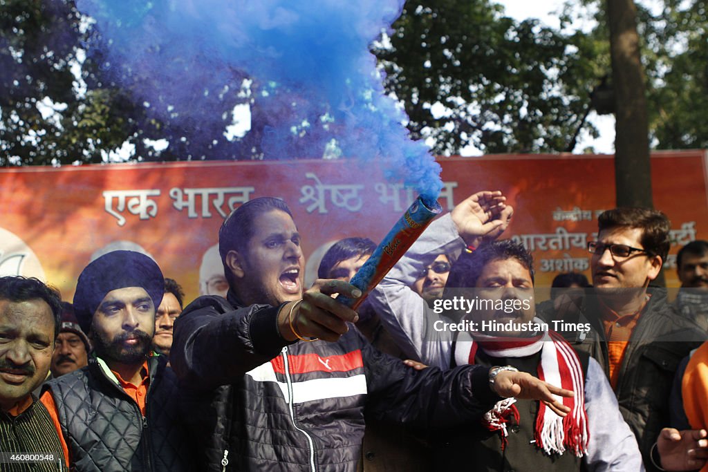 BJP President Amit Shah Celebrates With Party Workers After Good Result In J&k And Jharkhand Assembly Elections