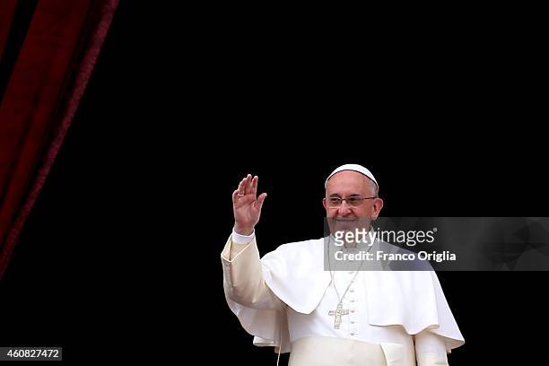 Pope Francis delivers his Christmas Day message from the central balcony of St Peter's Basilica on December 25, 2014 in Vatican City, Vatican. The...