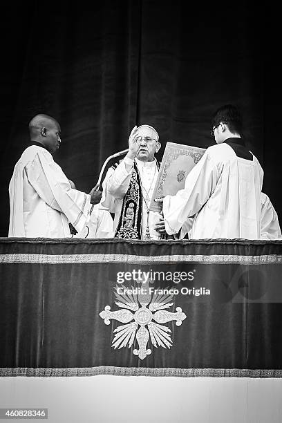 Pope Francis delivers his Christmas Day message from the central balcony of St Peter's Basilica on December 25, 2014 in Vatican City, Vatican.