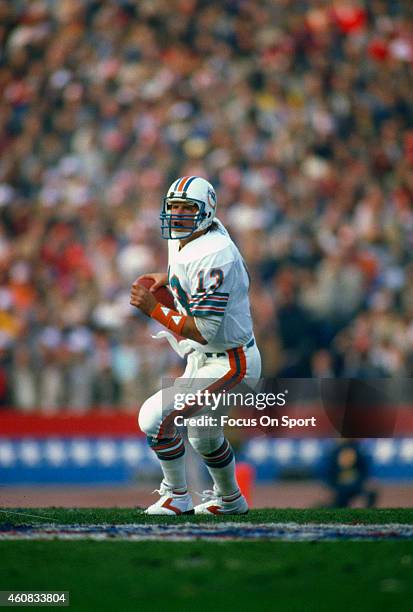 Dan Marino of the Miami Dolphins drops back to pass against the San Francisco 49ers during Super Bowl XIX on January 20, 1985 at Stanford Stadium in...