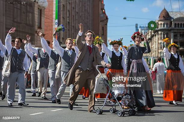 canciones y bailes celebración, desfile de los participantes. - letonia fotografías e imágenes de stock
