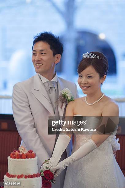 the ceremony of wedding cake cutting - 結婚式 日本 ストックフォトと画像