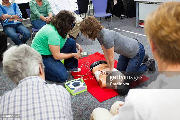 demonstrando peito compressions - primeiros socorros imagens e fotografias de stock