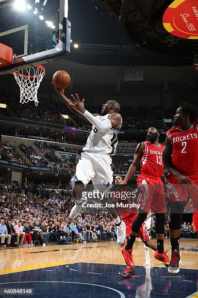 Quincy Pondexter of the Memphis Grizzlies goes to the basket against the Houston Rockets on December 26, 2014 at the FedExForum in Memphis,...