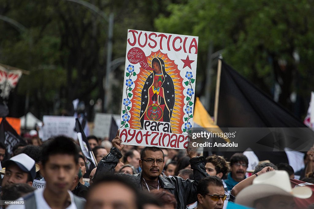 Protest in Mexico City over 43 missing students