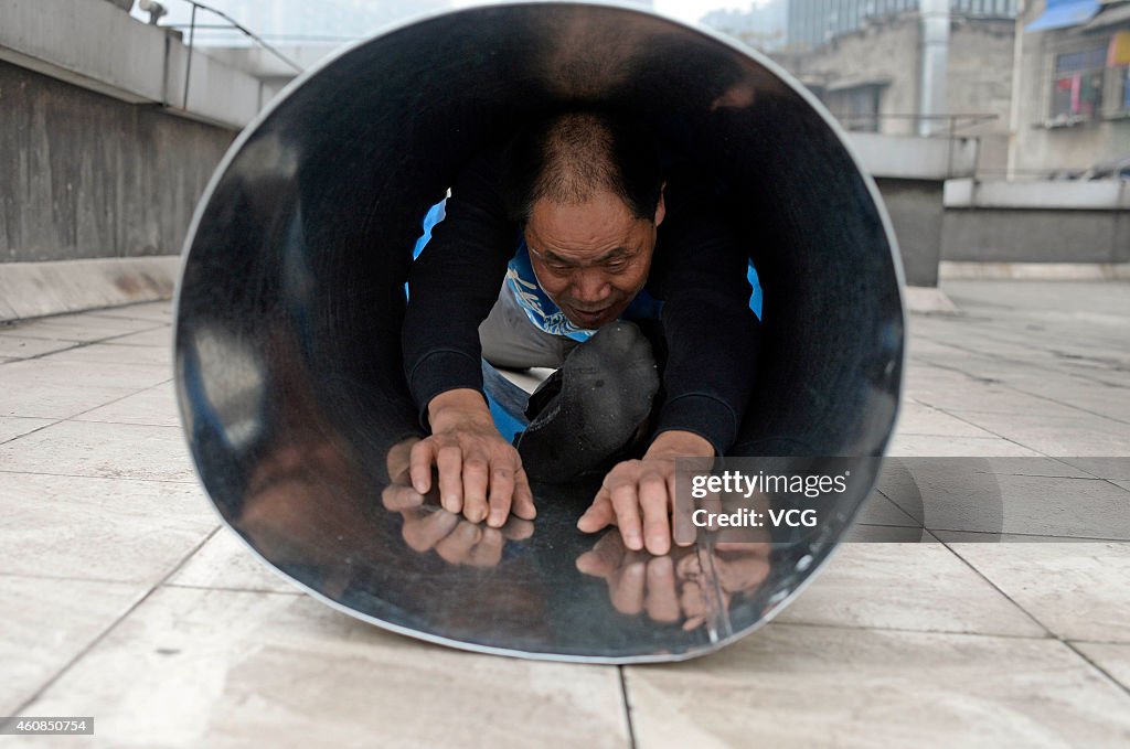 Geting Into A Metal Drum For Exercise In Chongqing