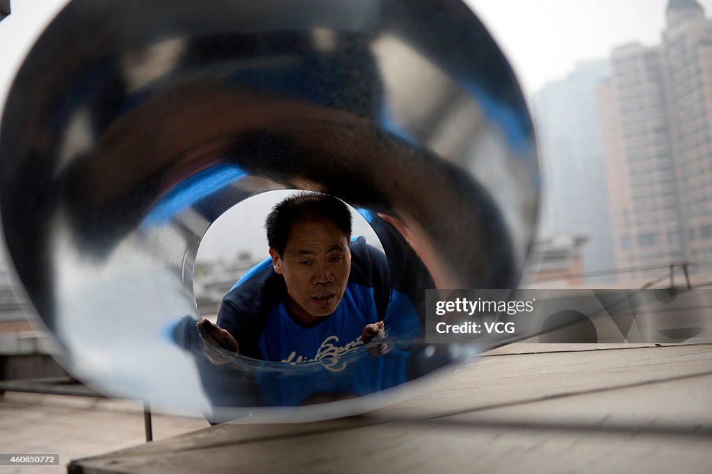 Geting Into A Metal Drum For Exercise In Chongqing