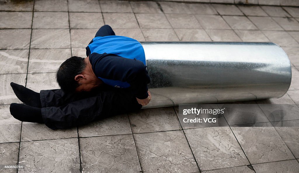 Geting Into A Metal Drum For Exercise In Chongqing