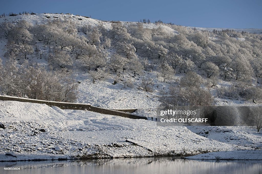 BRITAIN-WEATHER-SNOW